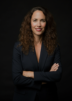 photo portrait d'une femme d'affaire d'origine amérique du sud, fond noir