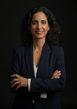 photo portrait d'une femme d'affaire d'origine latine, fond noir